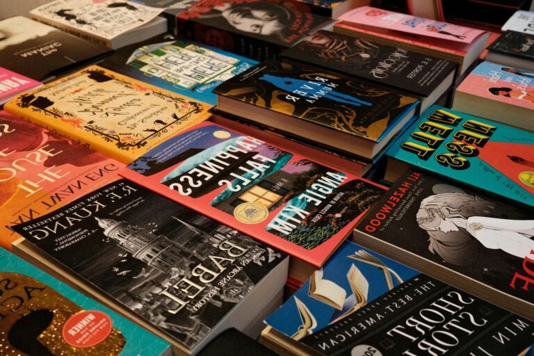 Quel est le classement actuel de la liste des best-sellers du New York Times 5 une pile de livres best sellers colores