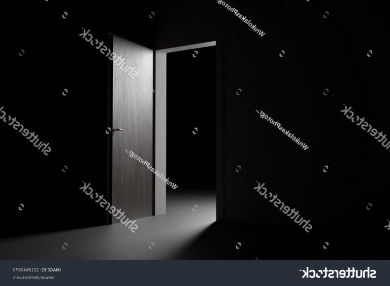 Que signifie vraiment "Surtout n'ouvre pas la porte" dans les films d'horreur 45 une porte entrouverte dans un couloir sombre