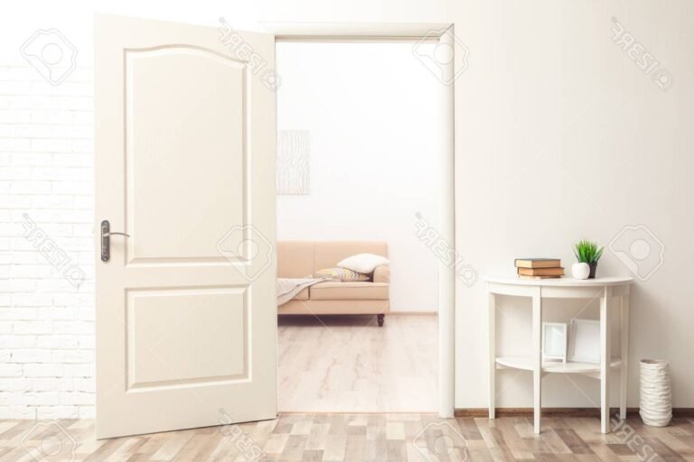 une porte ouverte sur un interieur chaleureux