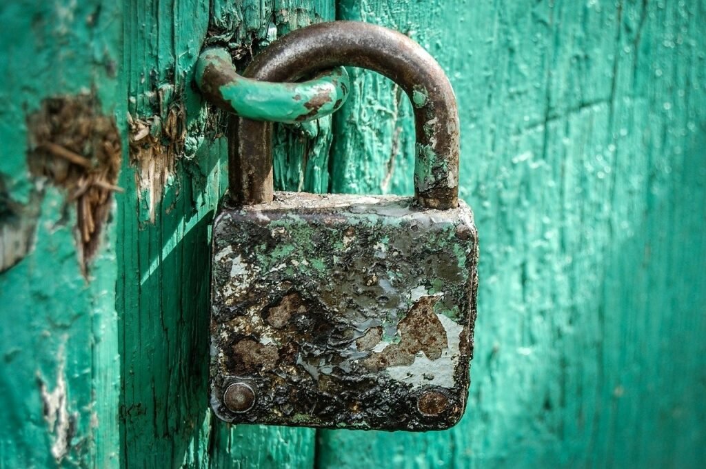Pourquoi "Very Bad Night" est-il un escape game à éviter 1 une porte verrouillee dans un escape game