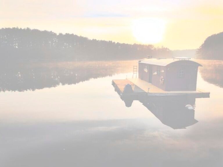 une riviere paisible derriere un mur