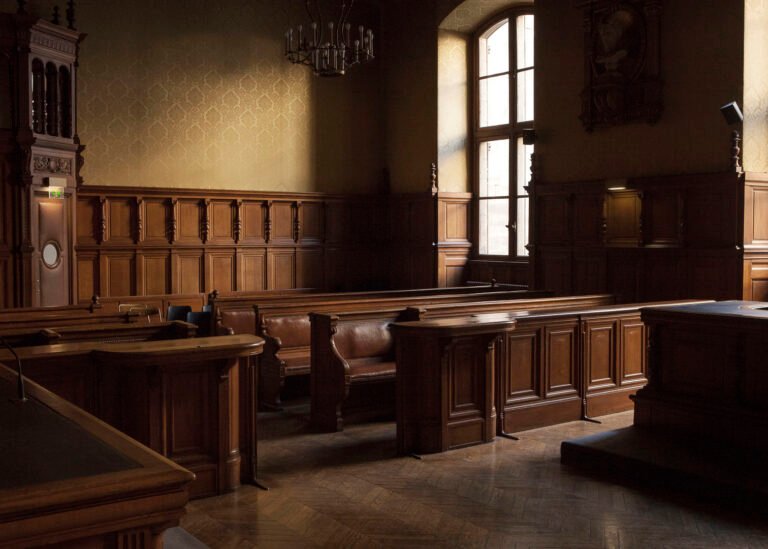 une salle daudience vide au palais de justice