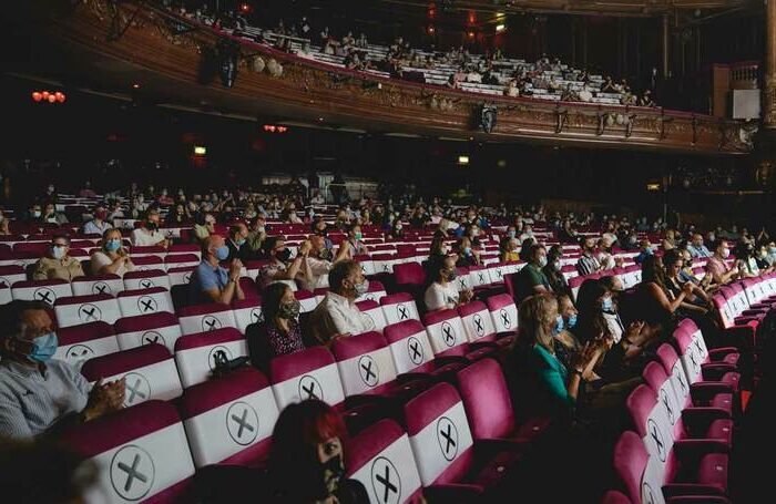 Pourquoi "La Claque" au théâtre suscite-t-elle tant d'avis partagés 6 Pourquoi « La Claque » au théâtre suscite-t-elle tant d’avis partagés