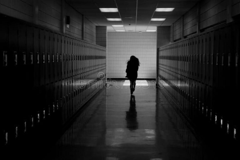 une silhouette mysterieuse dans un couloir scolaire