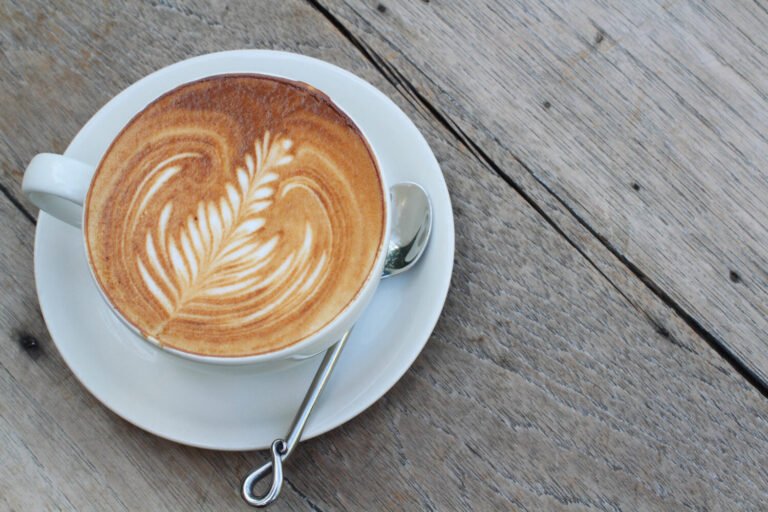 Pourquoi ajouter de la crème MAC dans votre café 17 une tasse de cafe avec de la creme