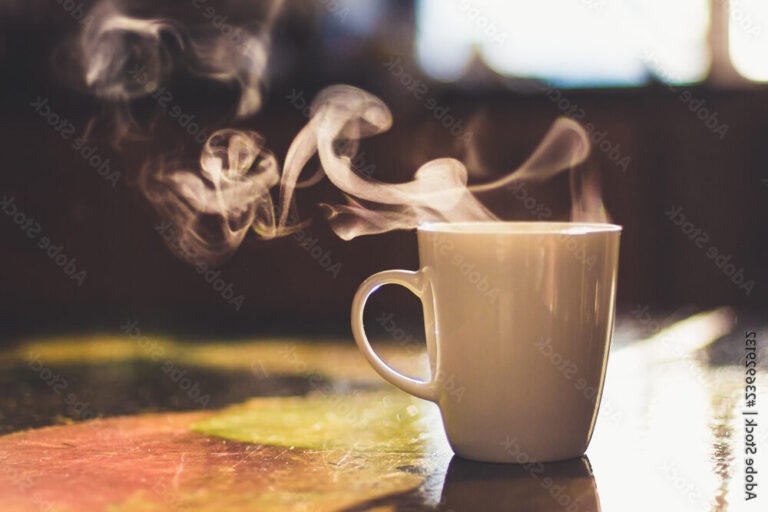 Quel est le lien entre le café et les souvenirs dans notre vie 42 une tasse de cafe sur une table nostalgique