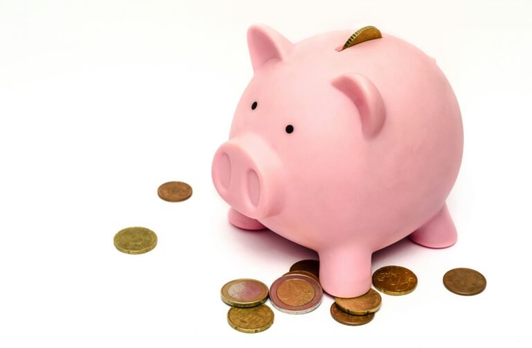 Comment bien gérer son budget pour économiser efficacement 22 une tirelire pleine de pieces
