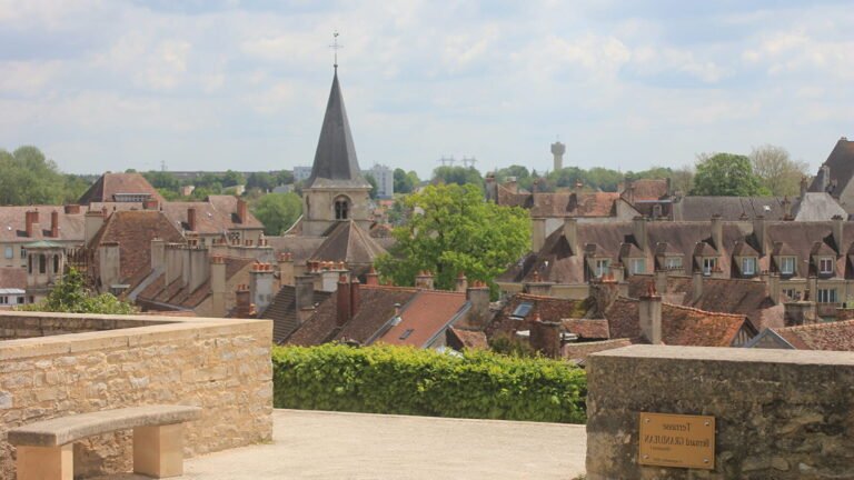 Où se trouve le restaurant Le Saint Vorles à Châtillon-sur-Seine 17 une vue de chatillon sur seine