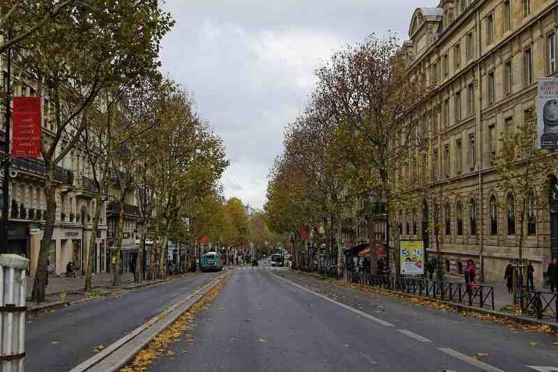 Où trouver le magasin King Jouet à Paris Saint-Michel 1 une vue de la rue saint michel a paris