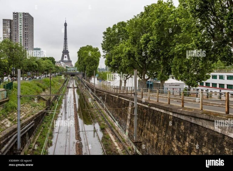 Comment prendre le RER C pour aller de Paris à Versailles 6 une vue du rer c en gare