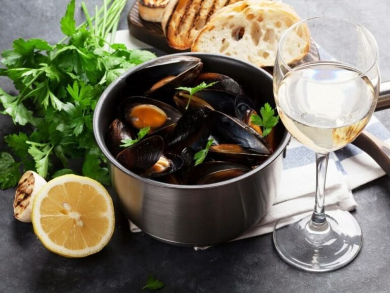 verre de vin blanc avec des moules