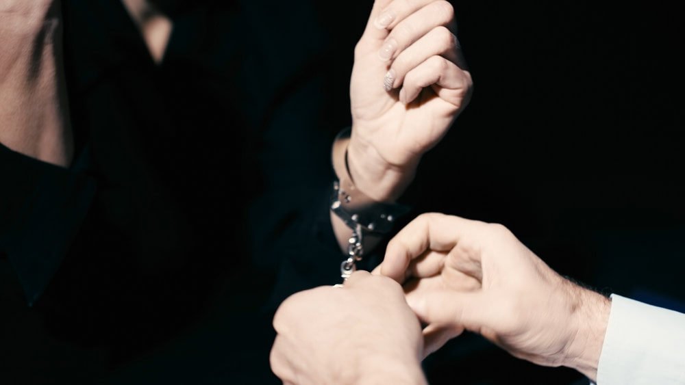 Quelles sont les conséquences d'un rappel à la loi pour une victime 1 victime reflechissant aux consequences juridiques