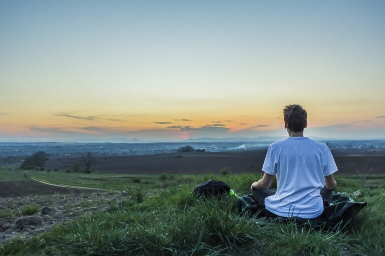 visage pensif dans un paysage paisible