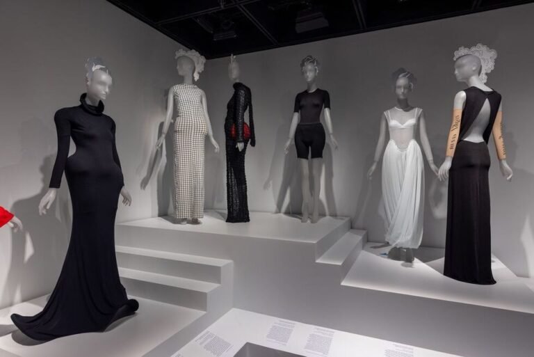 visiteurs admirant des vetements de haute couture