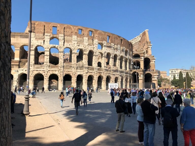 Comment réserver une visite guidée du Colisée en français 35 visiteurs admirant le colisee a rome