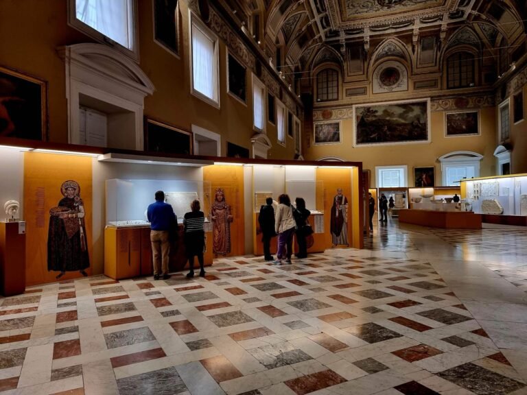 visiteurs admirant le musee archeologique de naples