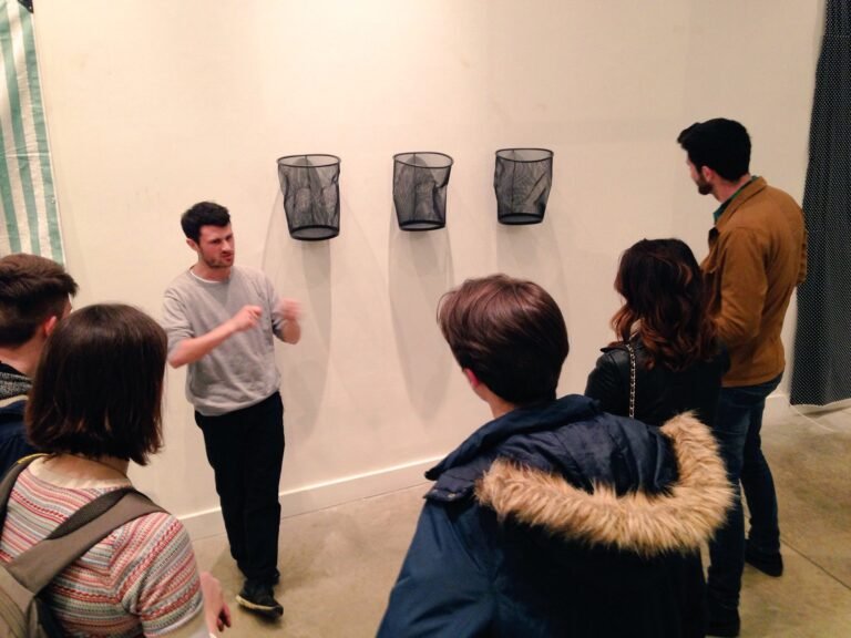 Quelles sont les expositions incontournables au Victoria and Albert Museum 26 visiteurs admirant une exposition au va