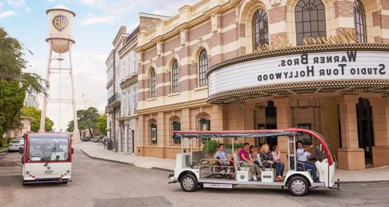 visiteurs decouvrant les studios warner bros