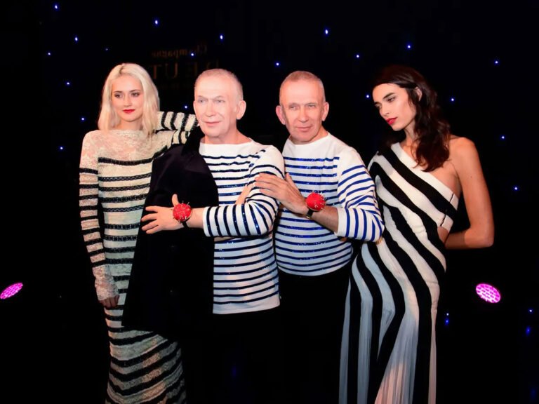 visiteurs explorant le musee grevin a paris