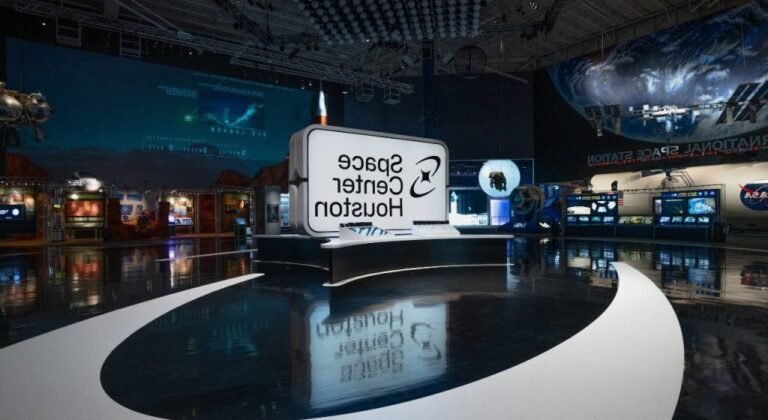 visiteurs explorant le space center houston