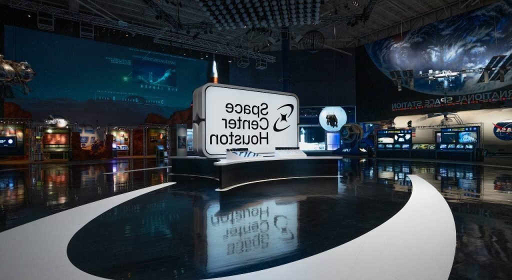 visiteurs explorant le space center houston