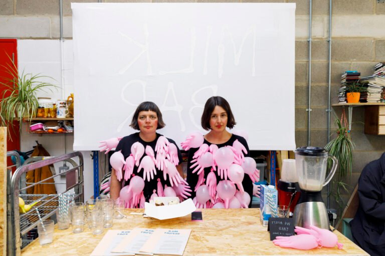 visiteurs explorant les coulisses des studios