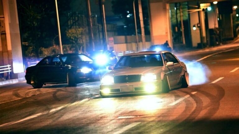 Quels sont les moments clés de Tokyo Drift dans Fast & Furious 3 voiture derivant dans une rue de tokyo