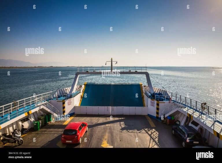 voiture sur un ferry en mer