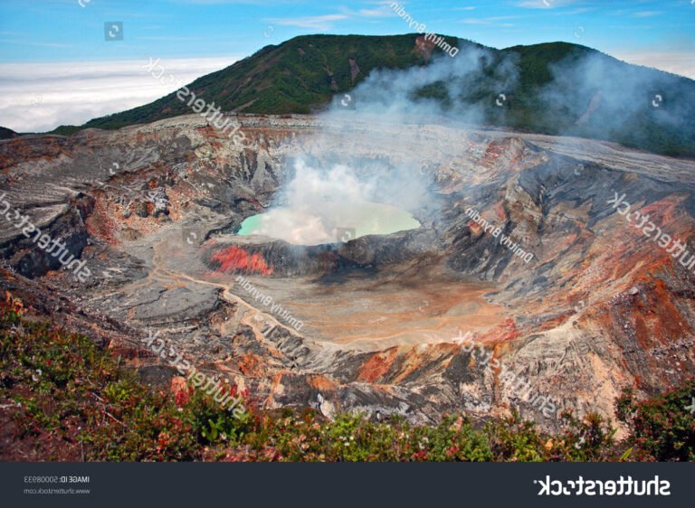 volcan poas avec son cratere fumant