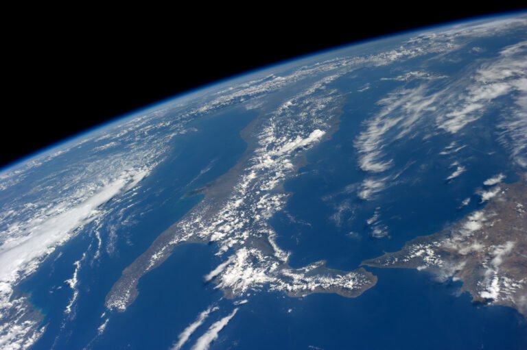 La Terre est-elle réellement ronde ou plate selon la science moderne 21 vue aerienne de la terre en forme spherique