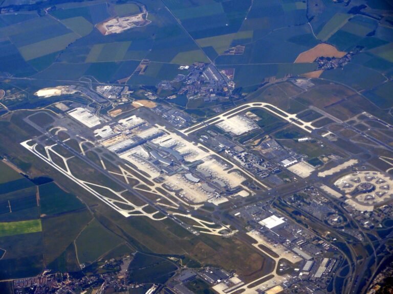 Quel type de stage peut-on trouver à l'aéroport Charles de Gaulle 1 vue aerienne de laeroport charles de gaulle