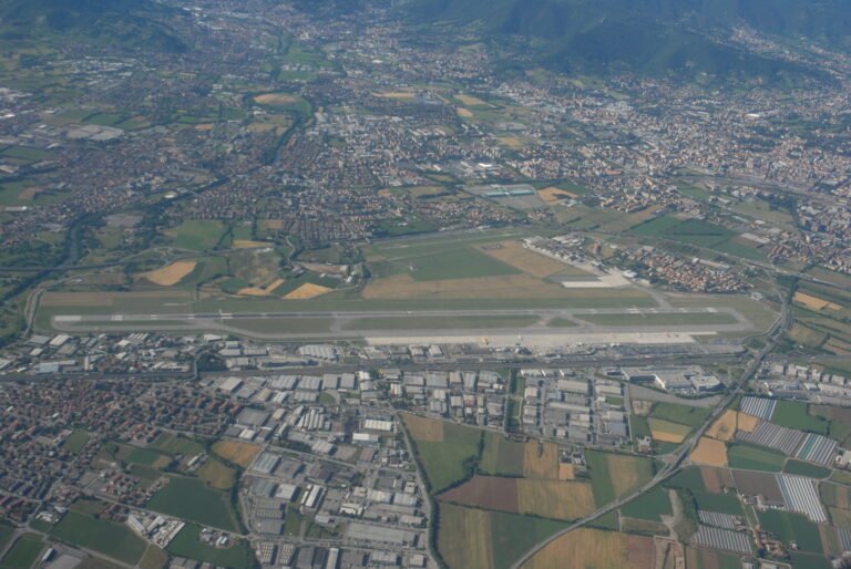 Quel est le guide complet de l'aéroport international d'Orio al Serio 3 vue aerienne de laeroport orio al serio