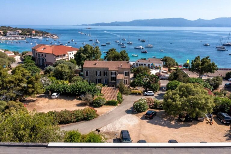 Quel est le meilleur hôtel Les Eucalyptus à Porto Pollo 39 vue aerienne de lhotel les eucalyptus