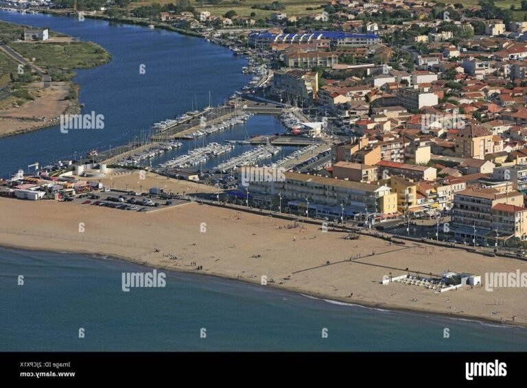Où se situe l'Hôtel Le Miramar à Valras-Plage et quelles sont ses offres 9 vue aerienne de valras plage et hotel