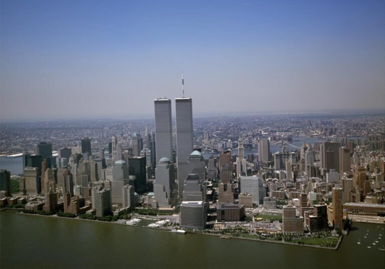 Que sont les tours jumelles de New York et quelle est leur histoire 32 vue aerienne des tours jumelles de new york