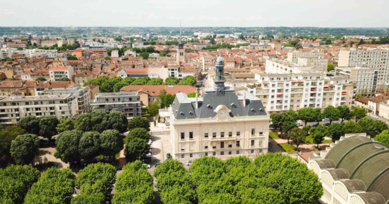 vue aerienne du beaujolais et lhotel
