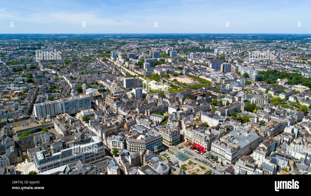 Où trouver un hôtel pas cher au centre-ville d'Angers 1 vue aerienne du centre ville dangers