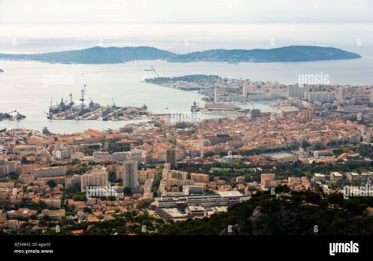 vue aerienne du port de toulon