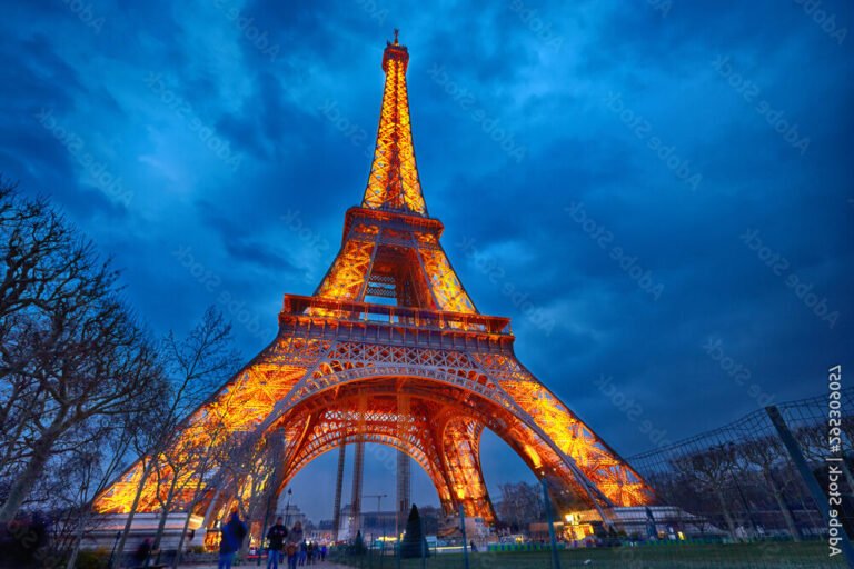 vue de la tour eiffel illuminee
