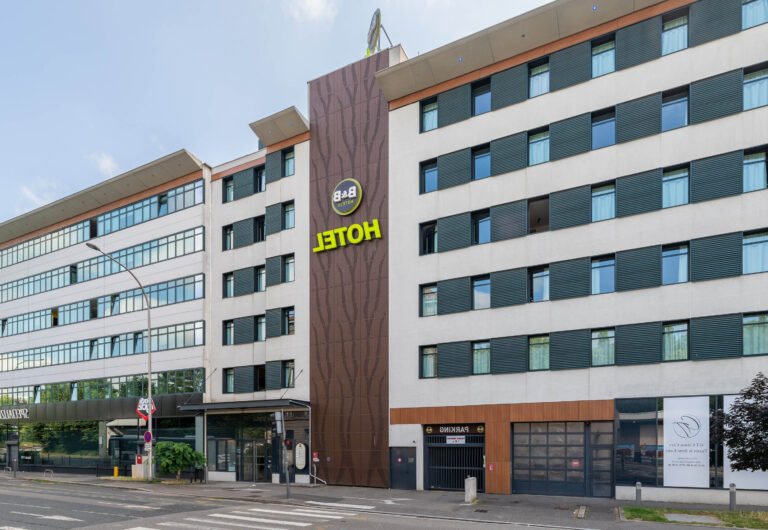 Où se trouve l'hôtel Lyon Ouest proposé par Arteloge 37 vue de lhotel lyon ouest en exterieur