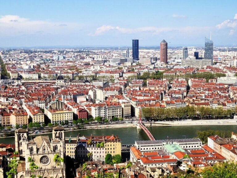 Quels sont les meilleurs sites pour trouver un emploi à temps partiel à Lyon 11 vue de lyon avec des panneaux dembauche