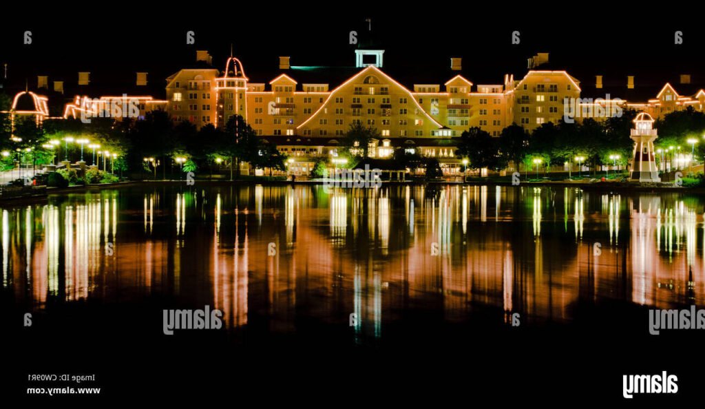 Quels sont les avantages du Disney's Newport Bay Club à Disneyland 1 vue du disneys newport bay club au bord de leau