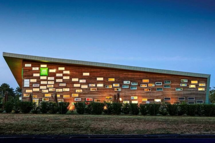 vue exterieure de lhotel ibis le mans