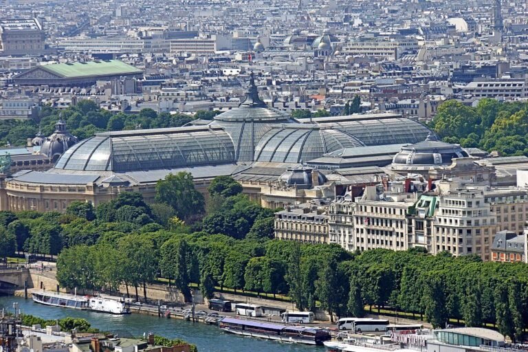 vue exterieure du grand palais a paris