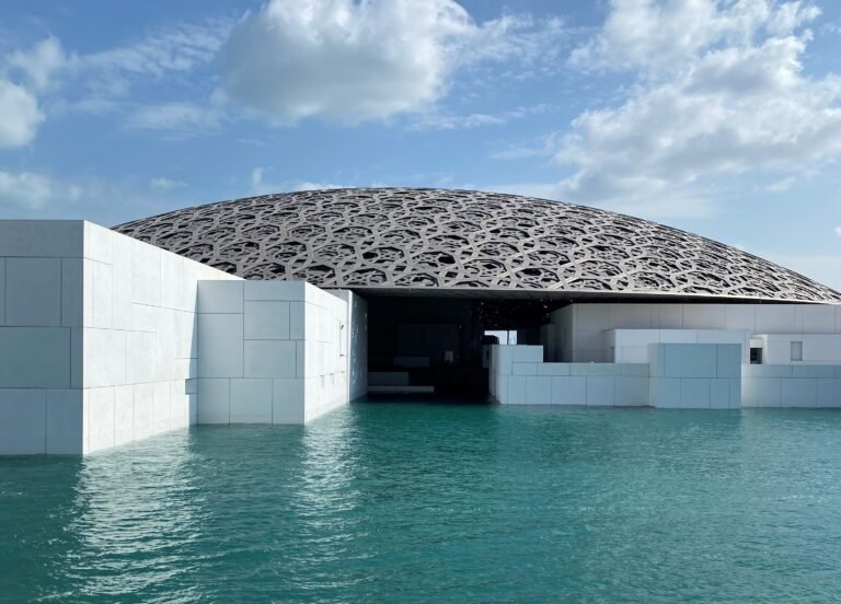 Quels sont les incontournables à découvrir au Louvre Abu Dhabi 19 vue exterieure du louvre abu dhabi