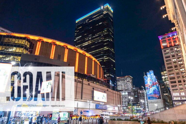 Pourquoi le Madison Square Garden est-il emblématique pour le basketball à New York 42 vue exterieure du madison square garden illumine