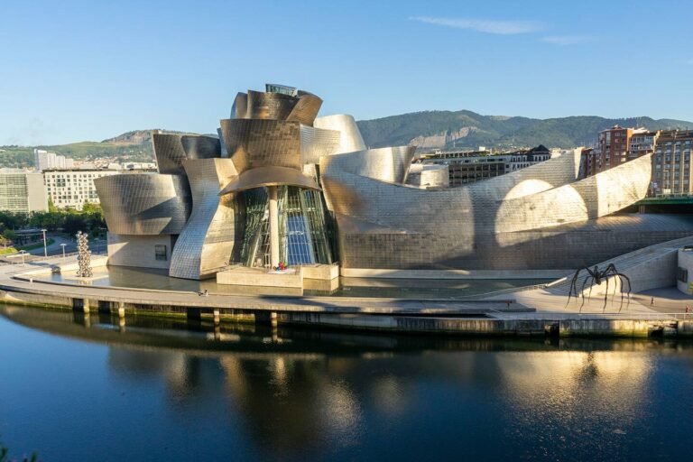 vue exterieure du musee guggenheim bilbao
