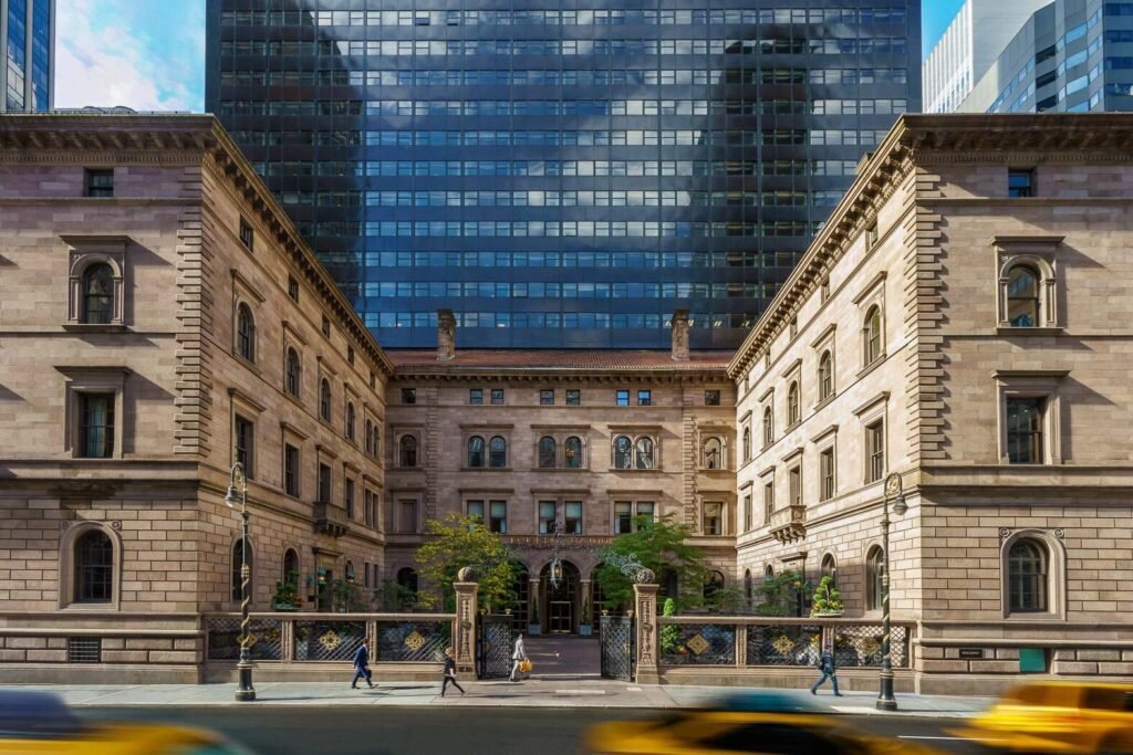 Quel est le luxe et les services offerts par le New York Palace Hotel 3 Quel est le luxe et les services offerts par le New York Palace Hotel