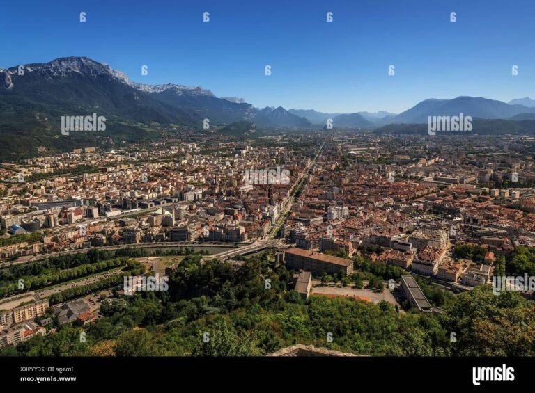 vue panoramique de grenoble avec montagnes