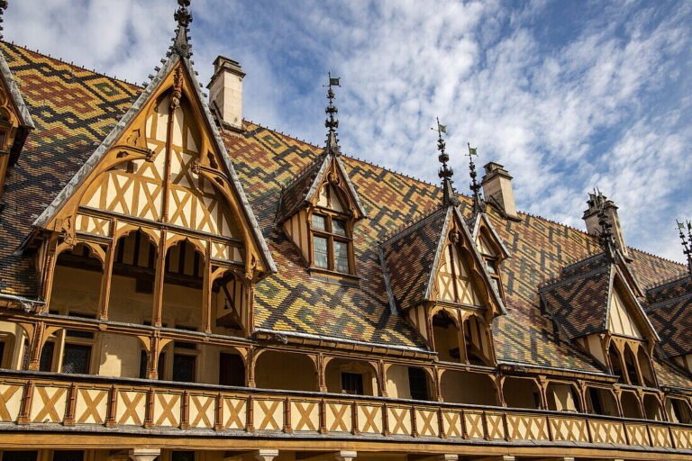 Pourquoi visiter l'Hôtel-Dieu de Beaune et son hospice historique 21 vue panoramique de lhotel dieu de beaune